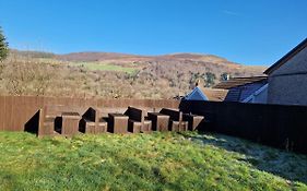 Flat 5. Modern Studio Apartment, Tynte Hotel, Mountain Ash