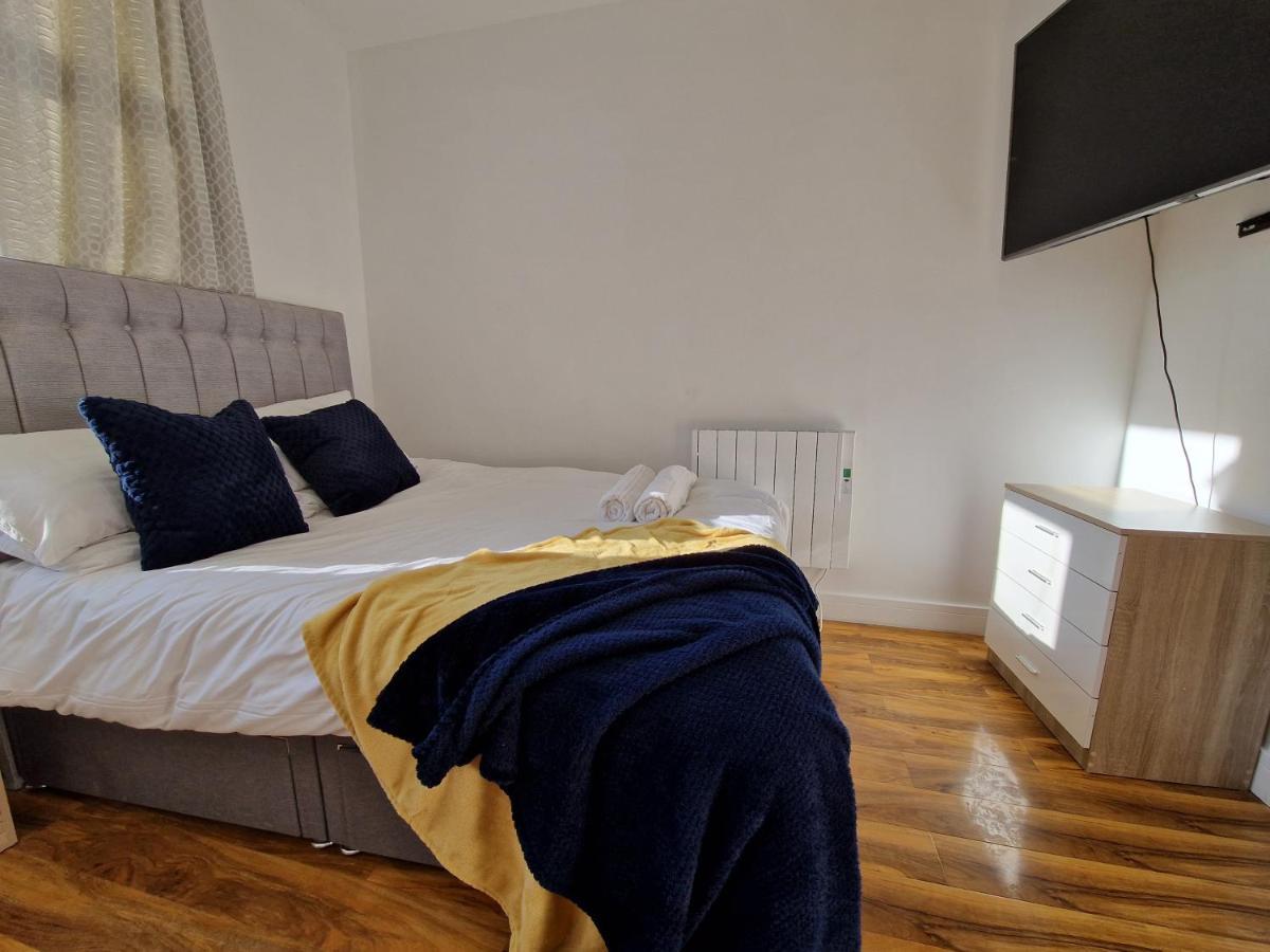 Flat 5. Modern Studio Apartment, Tynte Hotel, Mountain Ash Quakers Yard Exterior photo