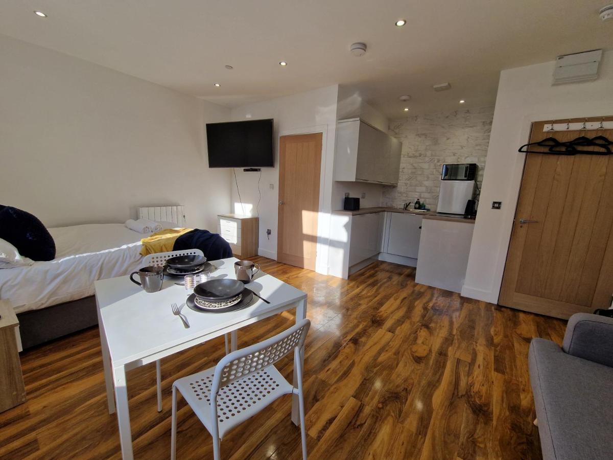 Flat 5. Modern Studio Apartment, Tynte Hotel, Mountain Ash Quakers Yard Exterior photo