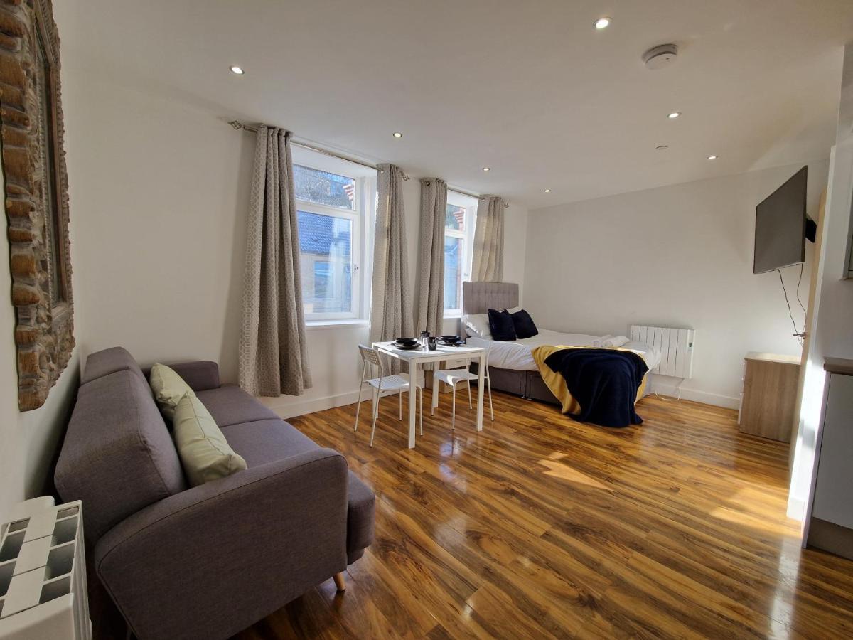 Flat 5. Modern Studio Apartment, Tynte Hotel, Mountain Ash Quakers Yard Exterior photo