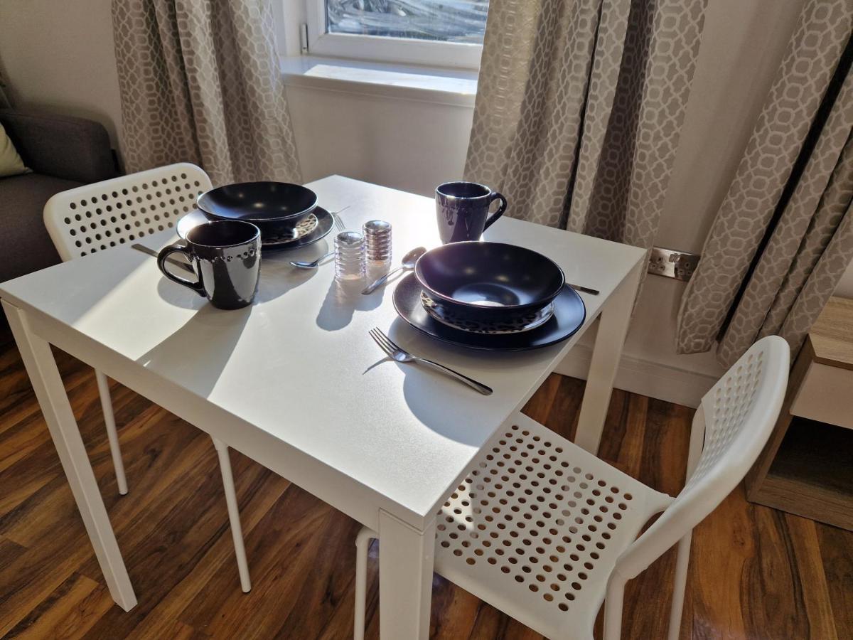 Flat 5. Modern Studio Apartment, Tynte Hotel, Mountain Ash Quakers Yard Exterior photo